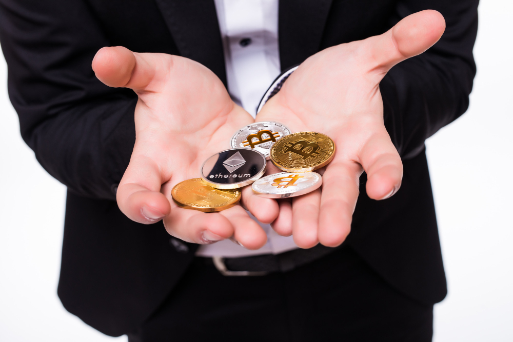 Hender som holder i forskjellige kryptovaluta